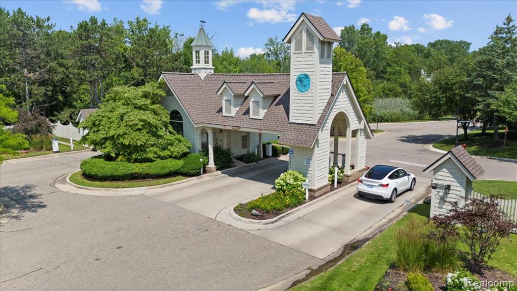 7570 Danbury Circle, West Bloomfield, MI — Photo 58