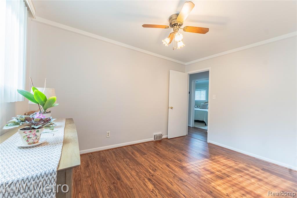 8487 Salem Lane, Dearborn Heights, MI 48127 — Photo 16
