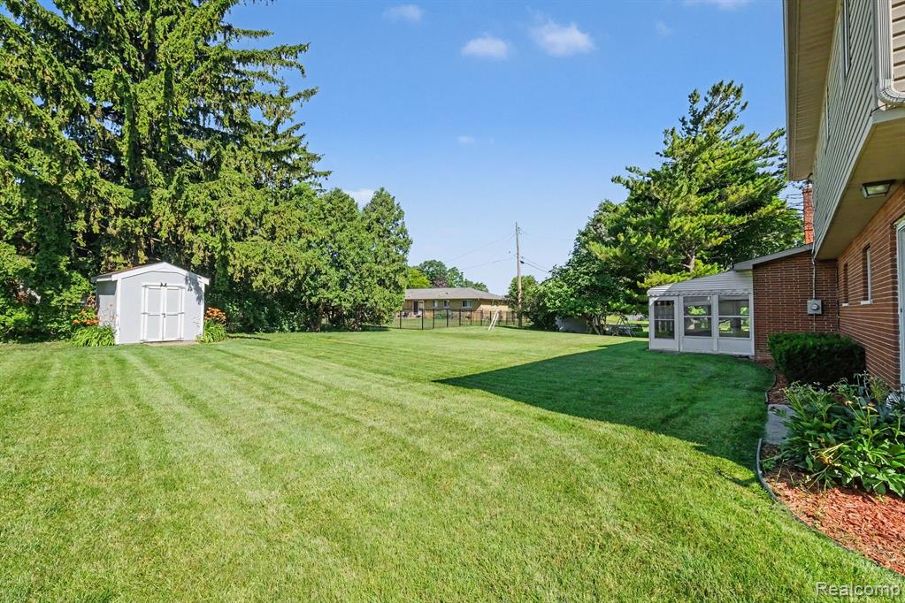 5504 Antoinette Drive, Grand Blanc, MI 48439 — Photo 38