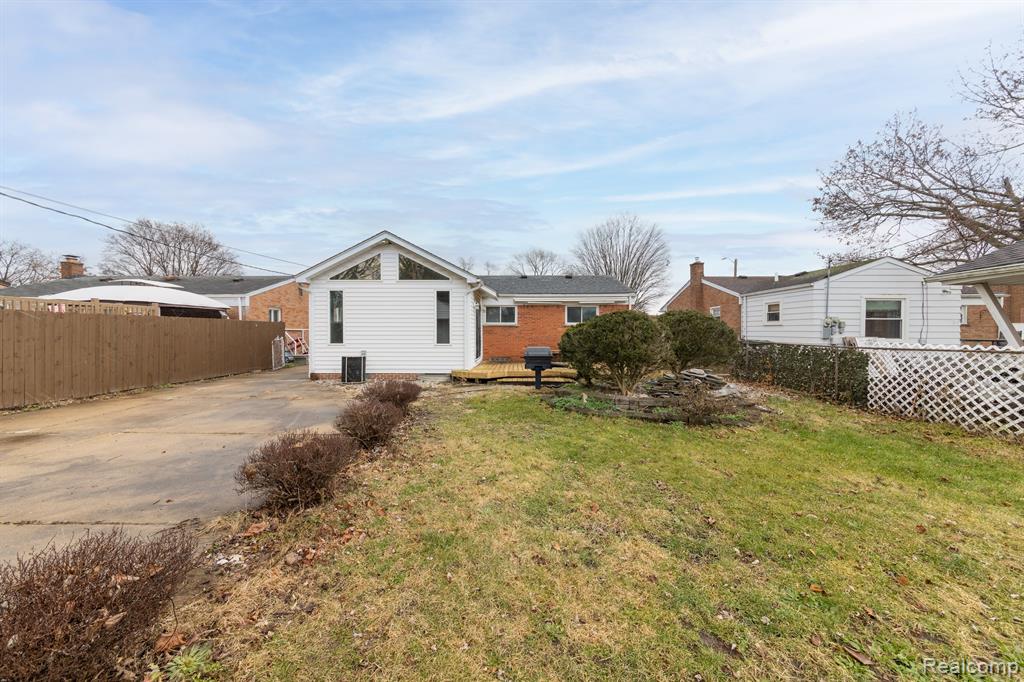 8374 MAYFAIR Street, Taylor, MI 48180 — Photo 30
