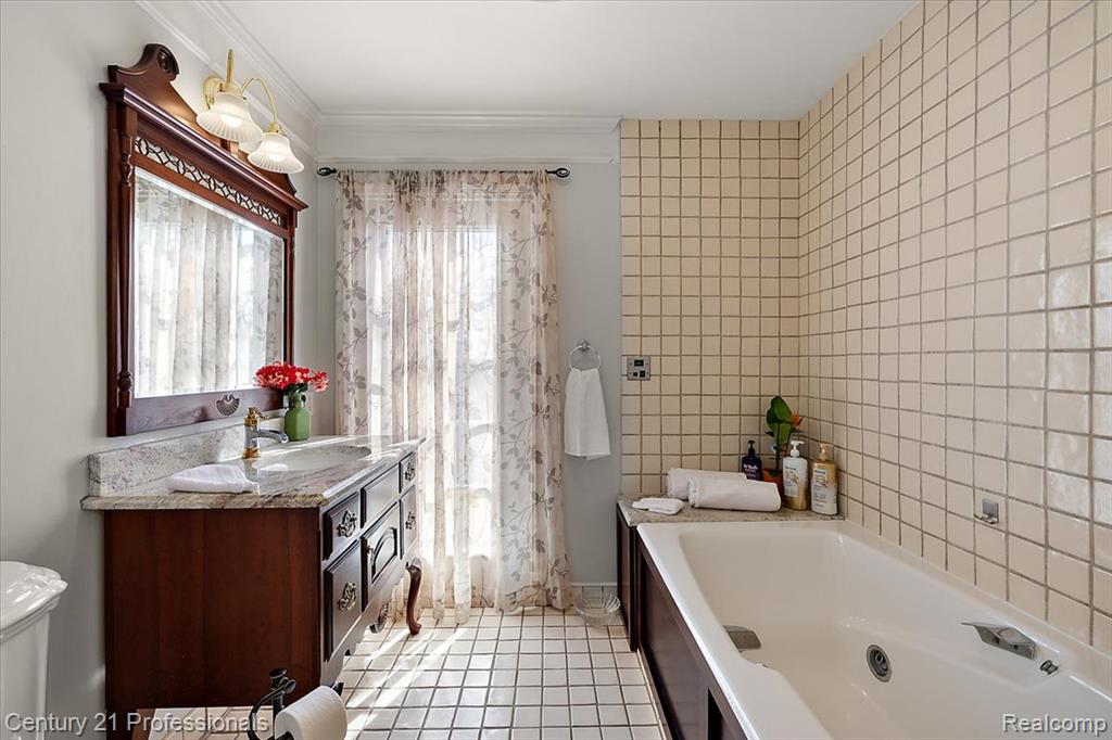 Granite Vanity & Jetted Tub