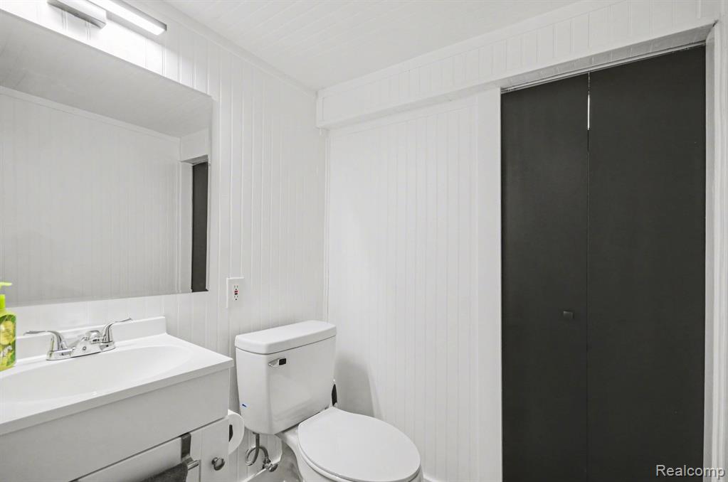 9871 Doris Street, Livonia, MI 48150 — Photo 16