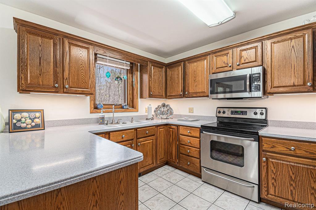 5102 FOXPOINT Circle, Midland, MI 48642 — Photo 9