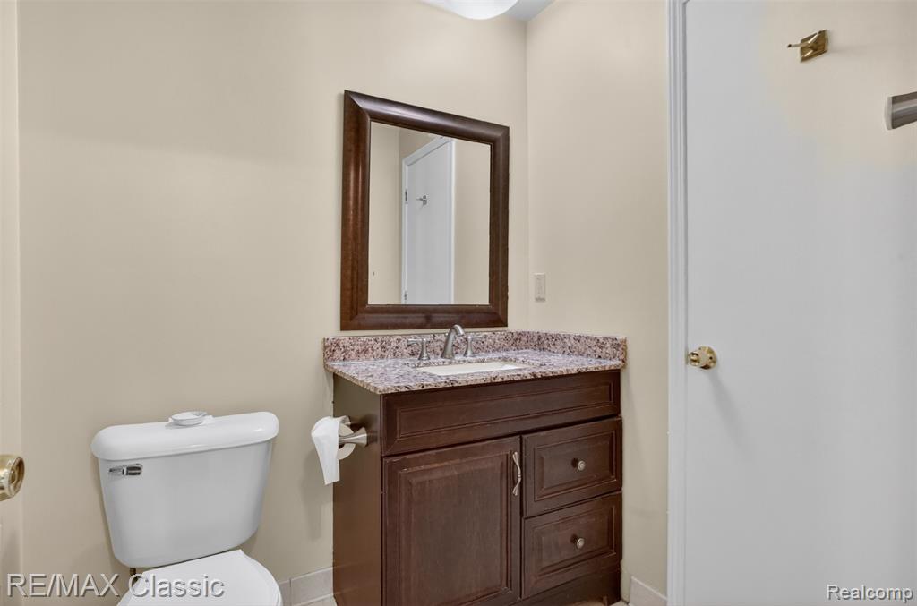 2061 Burgundy Street, West Bloomfield, MI 48323 — Photo 37