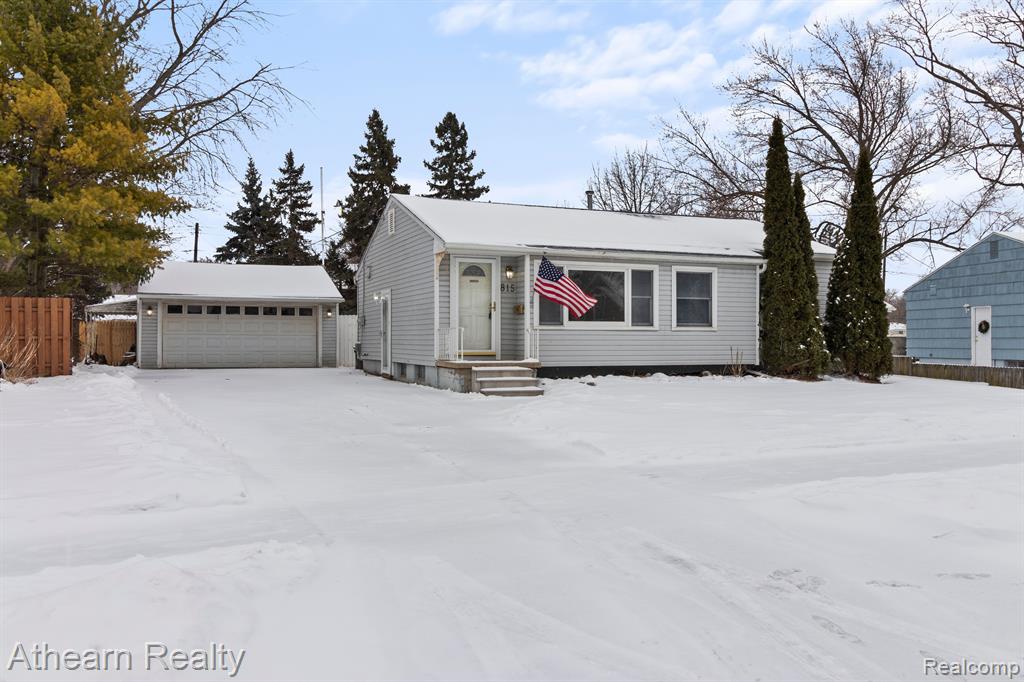 815 SOUTHWOOD Drive, Fenton, MI 48430 — Photo 2