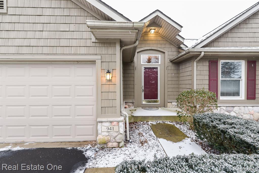 941 PERSIMMON Drive, Brighton, MI 48116 — Photo 2
