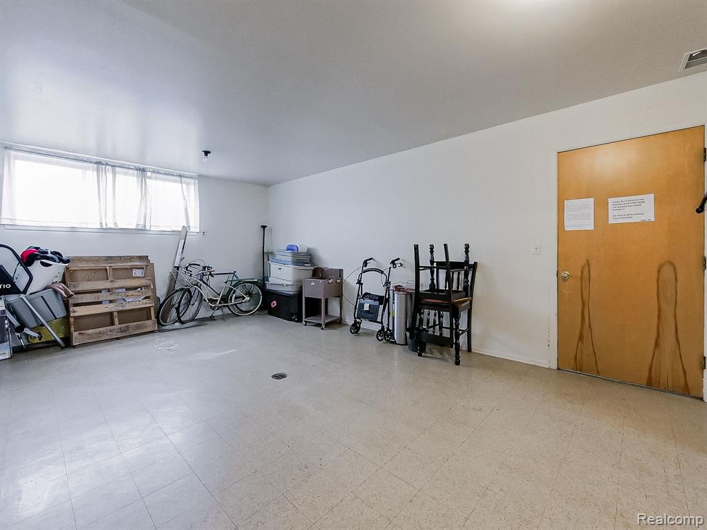 8250 CRESTVIEW Drive, B8, Sterling Heights, MI 48312 — Photo 13