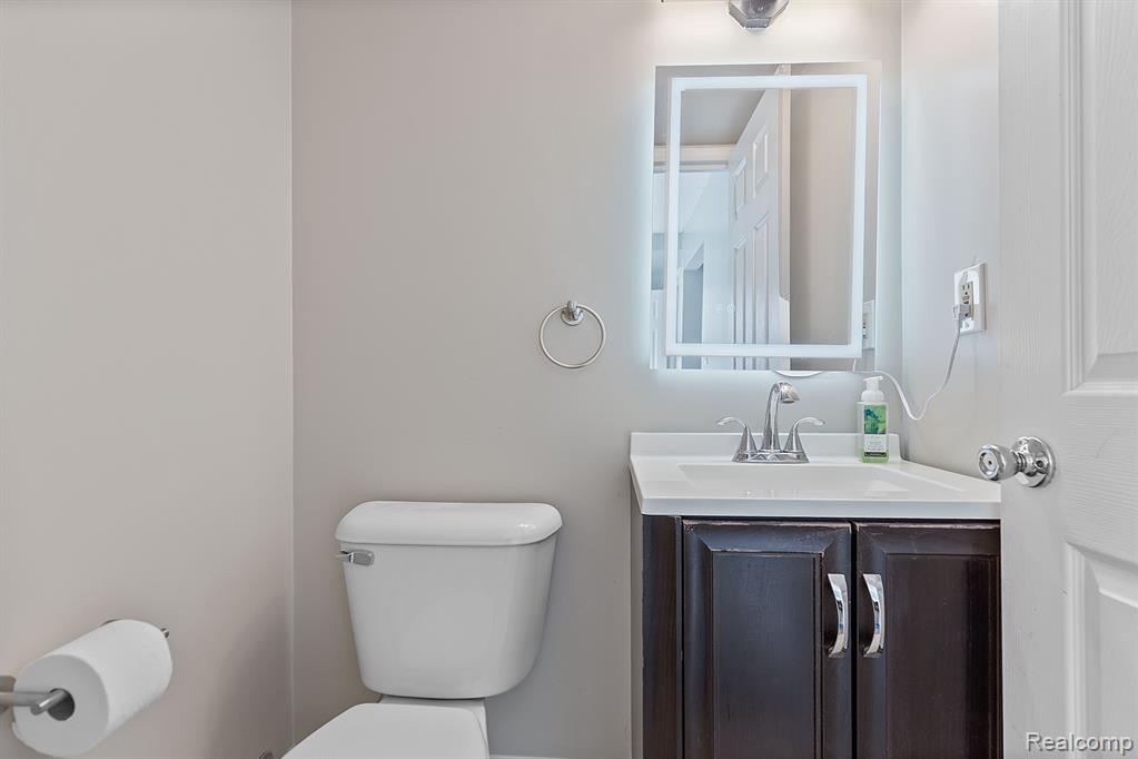 45880 KENSINGTON Street, Utica, MI 48317 — Photo 8