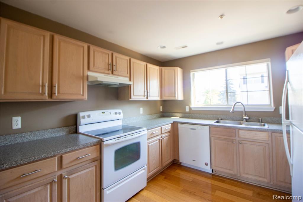 29294 W Glenoaks, Farmington Hills, MI 48334 — Photo 8