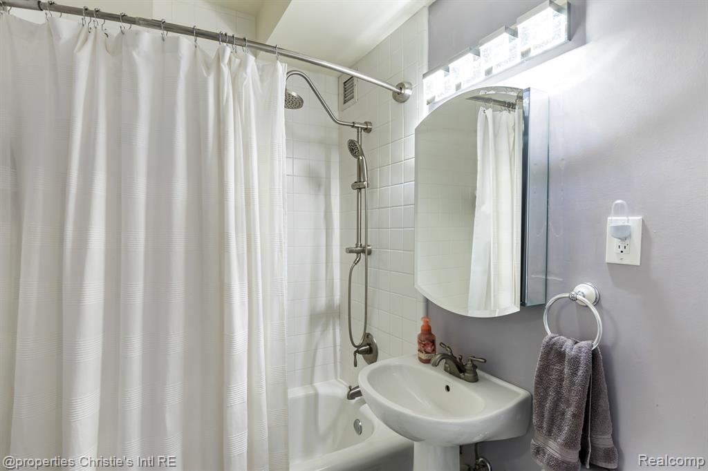 15 E Kirby Street, 826, Detroit, MI 48202 — Photo 6