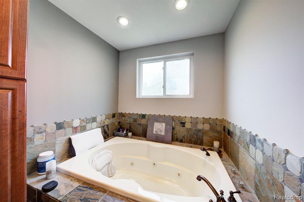 3978 CHANDA, Highland, MI 48356 — Photo 26