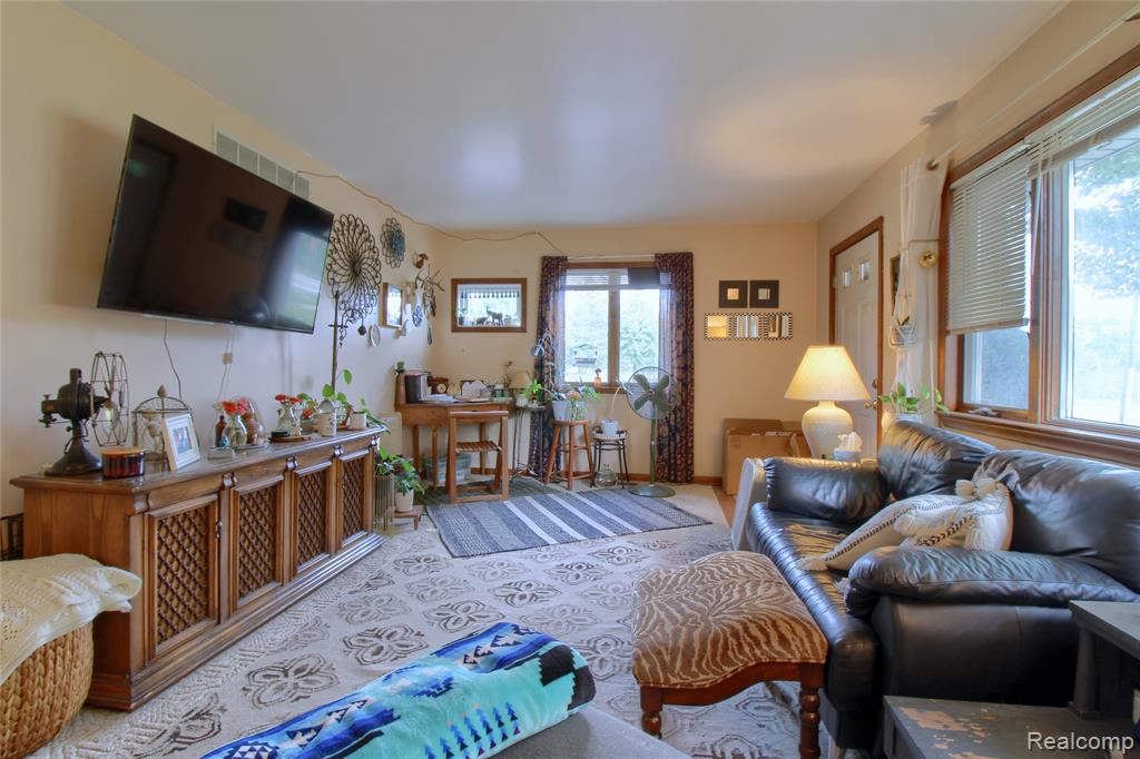 600 Oakville Waltz Road, New Boston, MI 48164 — Photo 6