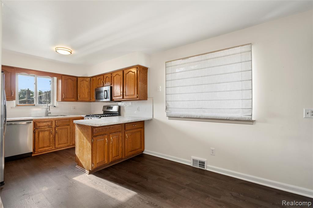 7486 Robindale Avenue, Dearborn Heights, MI 48127 — Photo 9