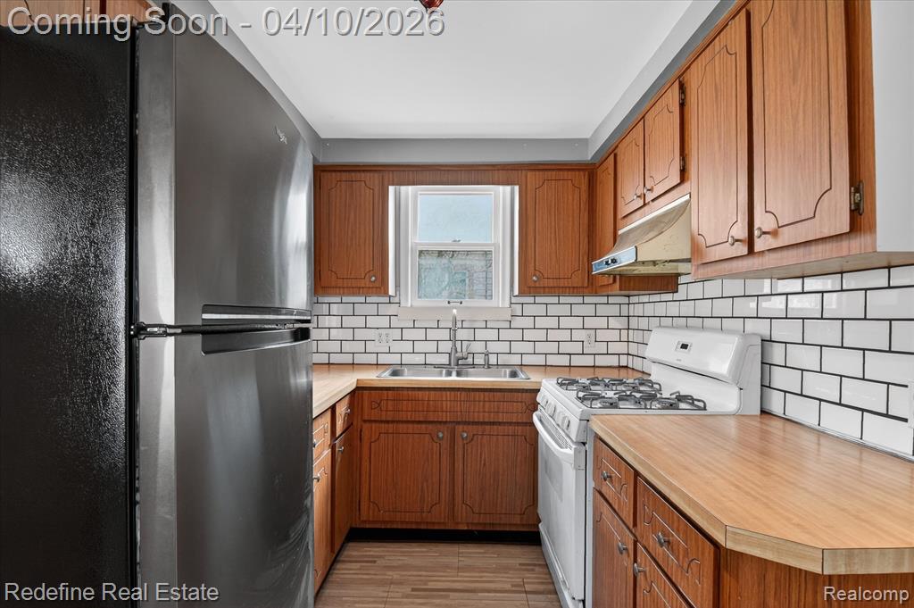 636 Thompson Lake Avenue, Howell, MI 48843 — Photo 10