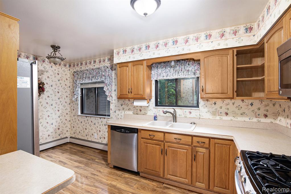 7334 Parkwood Drive, Fenton, MI 48430 — Photo 10