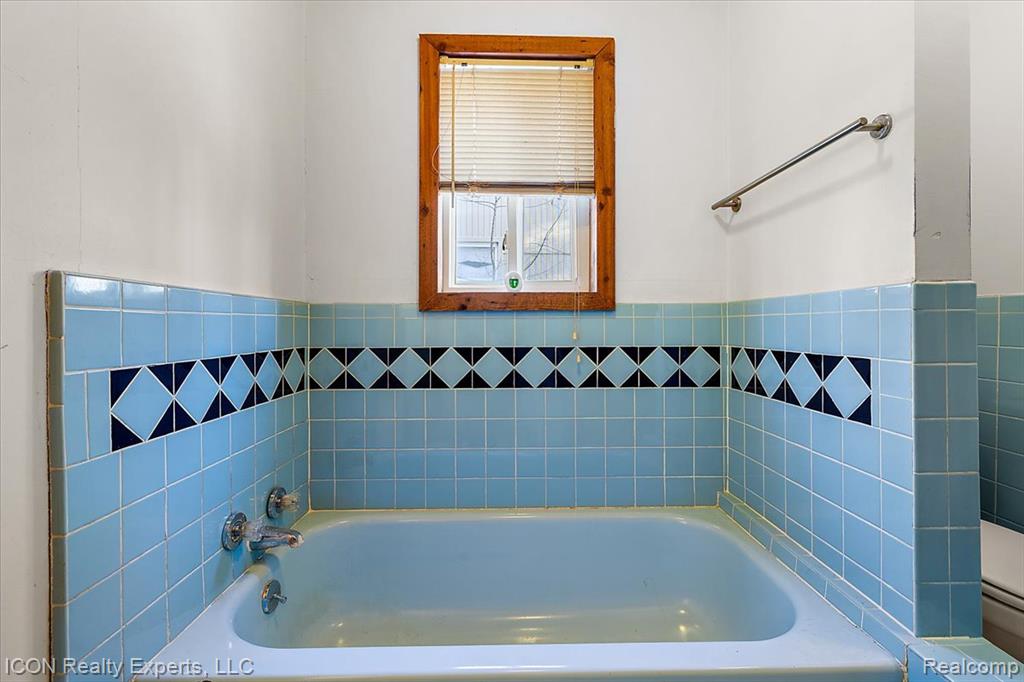 8226 Dickert street, Commerce Twp, MI 48382 — Photo 23