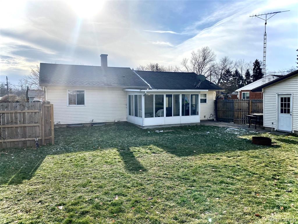 8474 Chesterfield Drive, Swartz Creek, MI 48473 — Photo 5