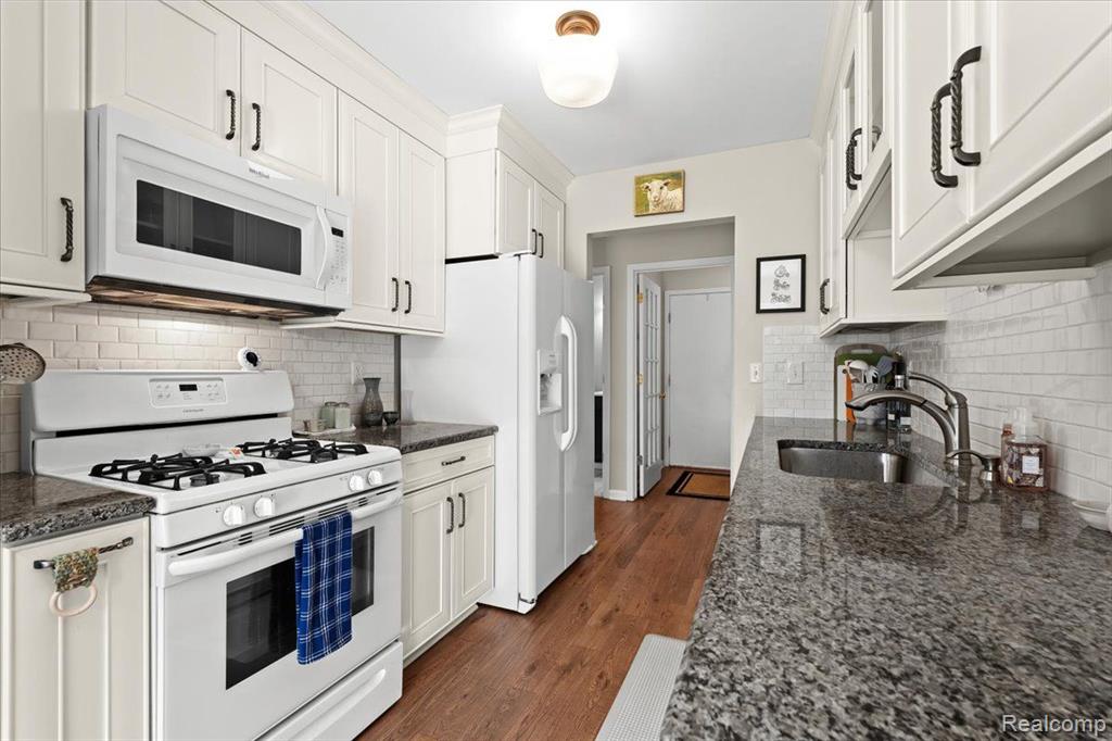 456 WINWOOD Circle, Walled Lake, MI 48390 — Photo 17
