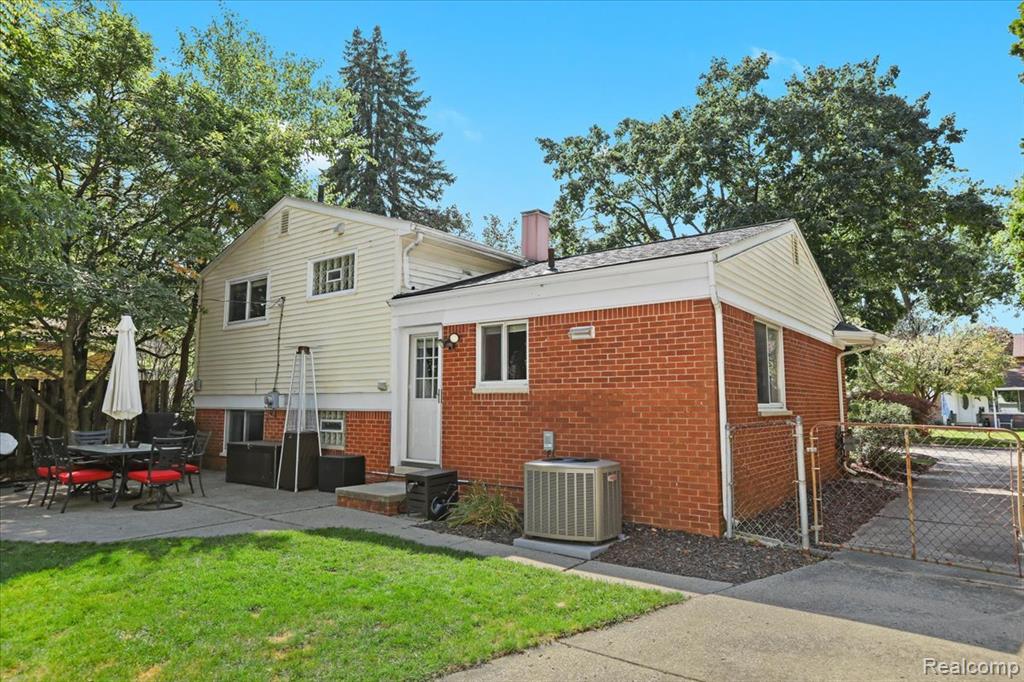 555 Lindsay Drive, Plymouth, MI 48170 — Photo 22
