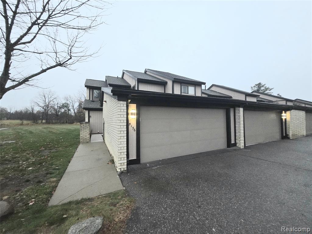 5156 Rock Run, West Bloomfield, MI — front exterior