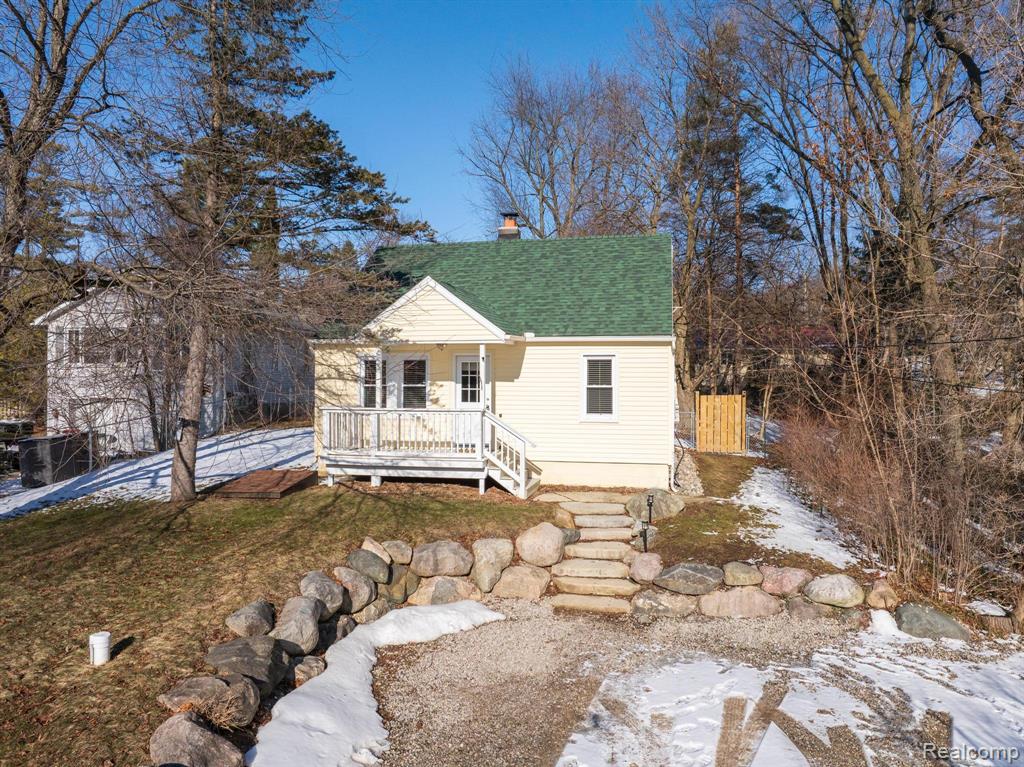 440 Bunny Run Boulevard, Lake Orion, MI 48362 — front exterior