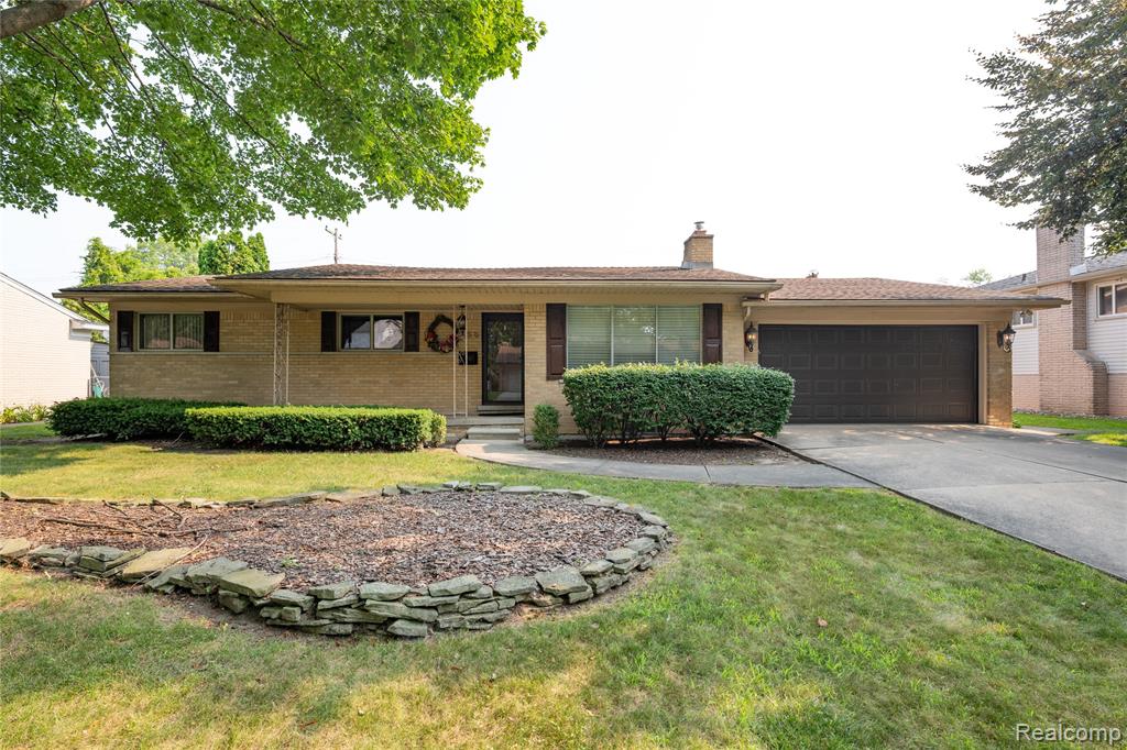 956 Blairmoor Court, Grosse Pointe Woods, MI 48236 — Photo 2