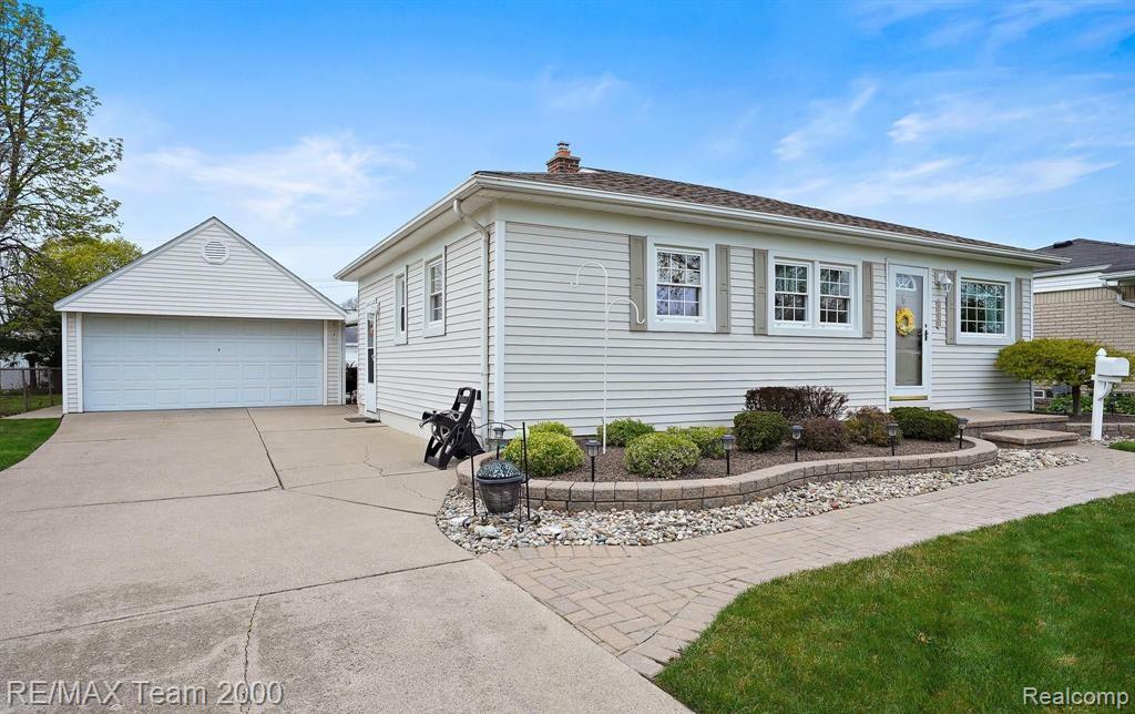 6233 N EVANGELINE Street, Dearborn Heights, MI 48127 — Photo 2