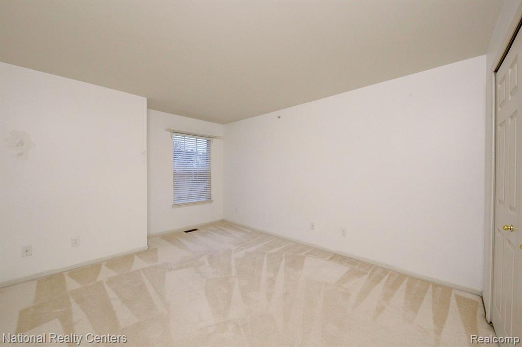 6104 JASMINE Drive, Walled Lake, MI 48390 — Photo 20
