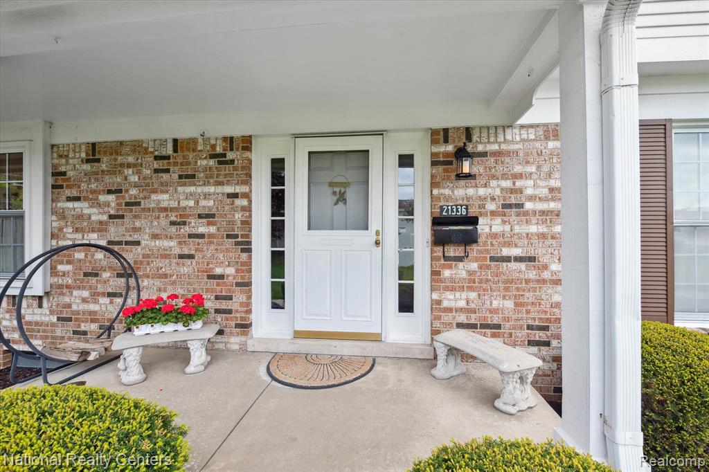 21336 E GLEN HAVEN Circle, Northville, MI 48167 — Photo 3