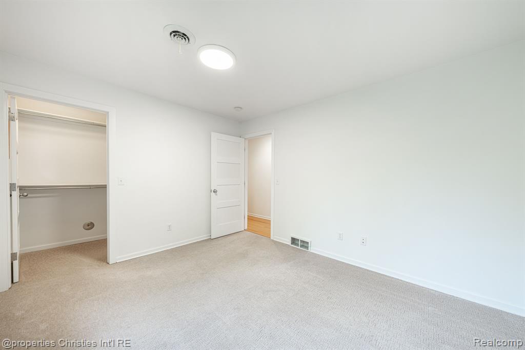 561 Yorkton Lane, Bloomfield Hills, MI 48304 — Photo 25