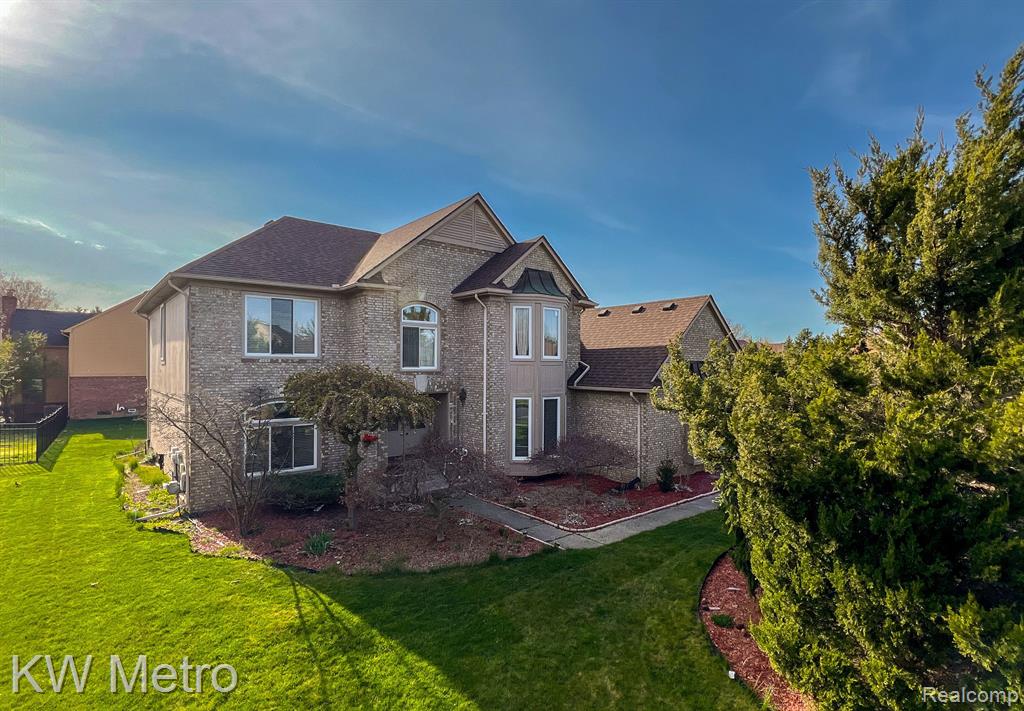6031 HEARTHSIDE Drive, Troy, MI 48098 — Photo 2