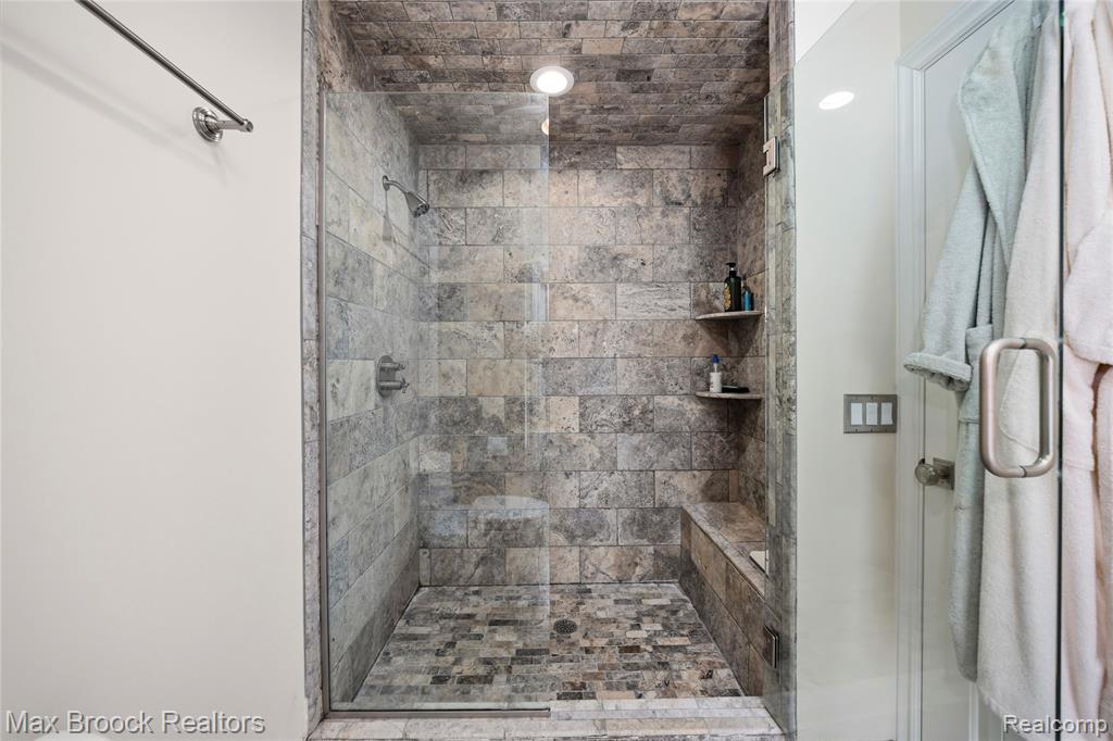 5867 BRAVO COURT, Orchard Lake Village, MI 48324 — Photo 42
