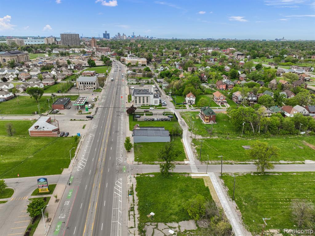 10829 E JEFFERSON Avenue, Detroit, MI 48214 — Photo 19