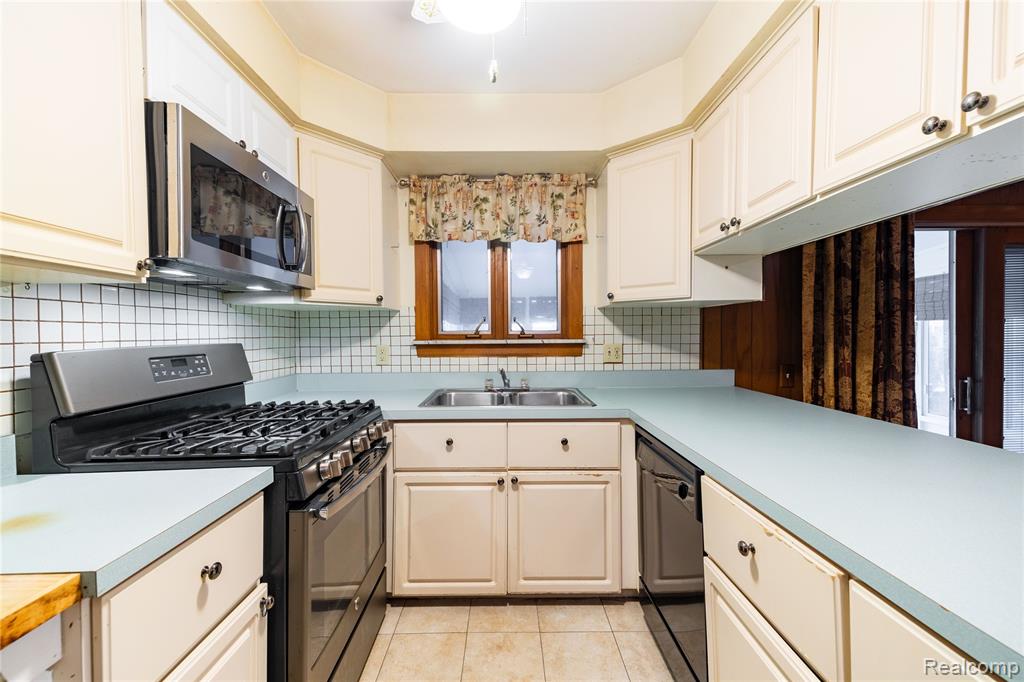 5035 Hillcrest Court, Trenton, MI 48183 — Photo 12