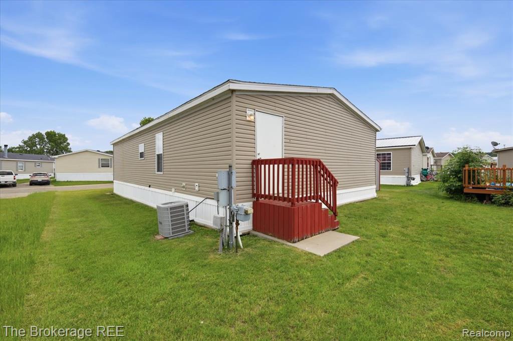 9542 Foxwell Circle, Fenton, MI 48430 — Photo 7