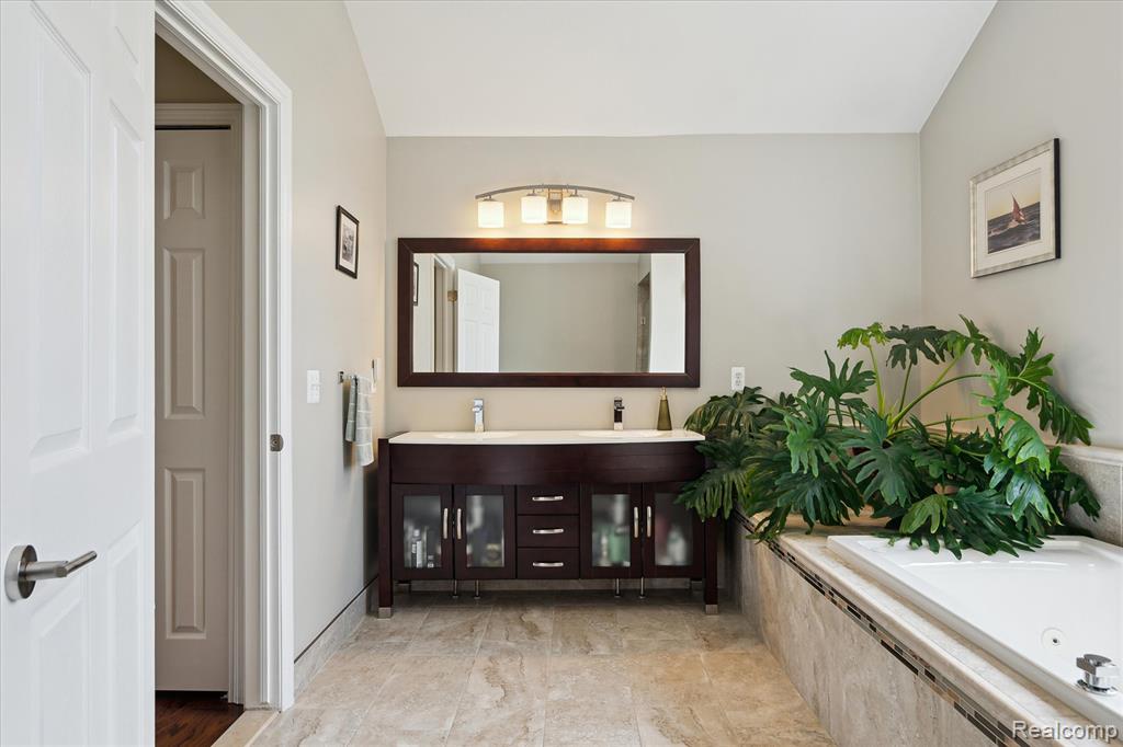 5061 Whitby Drive, Sterling Heights, MI 48314 — Photo 16