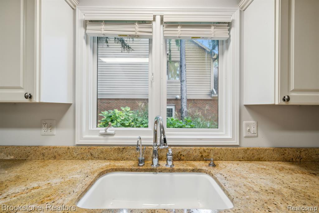 576 BLOOMER RIDGE Drive, Rochester, MI 48307 — Photo 17