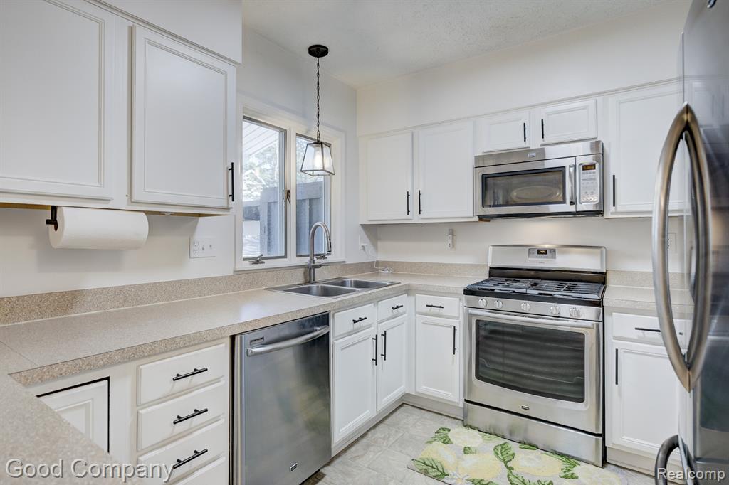 934 Lockwood Road, Royal Oak, MI 48067 — Photo 29