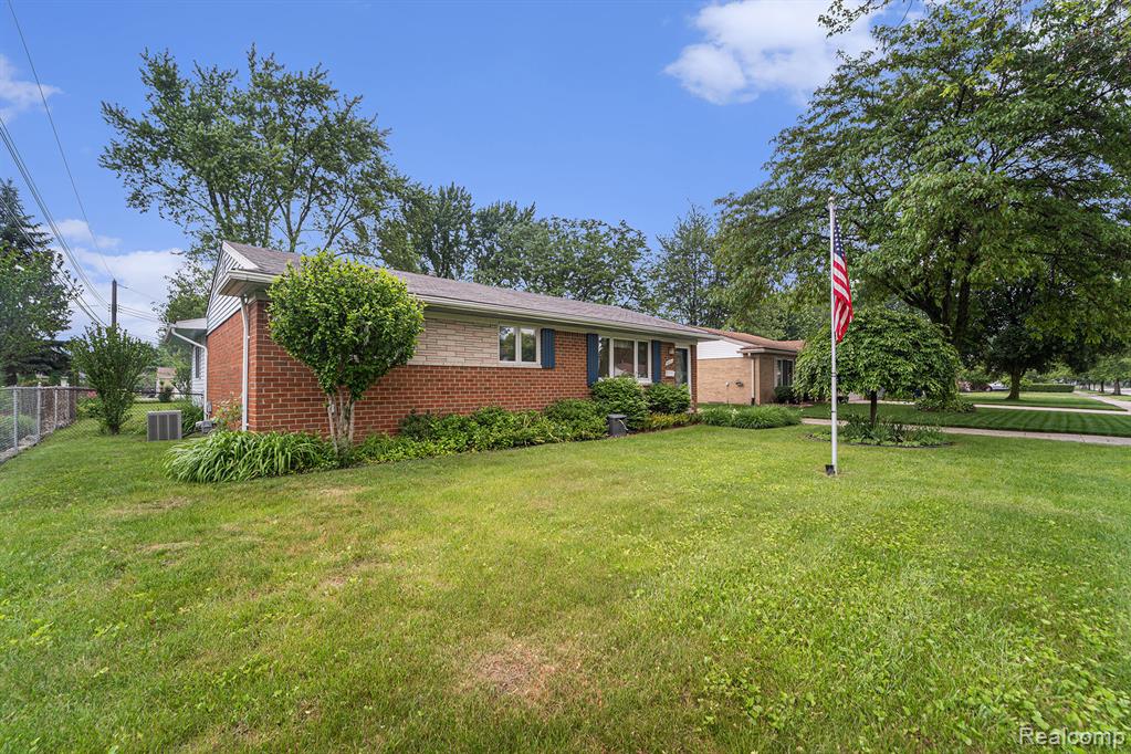 8231 Doncaster Drive, Sterling Heights, MI 48312 — Photo 2