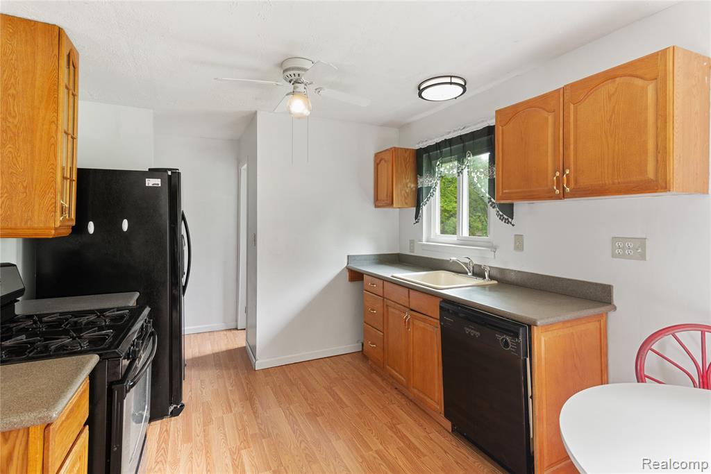 4327 Lancashire, Milford, MI 48380 — Photo 9