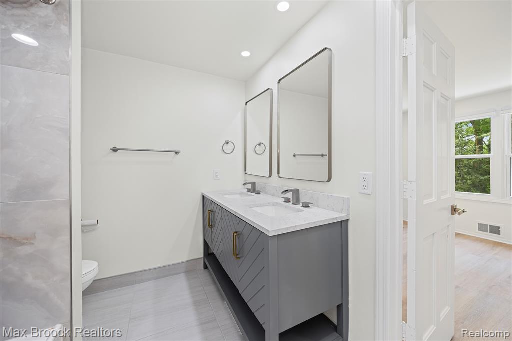 4490 Strathdale Lane, West Bloomfield, MI 48323 — Photo 50