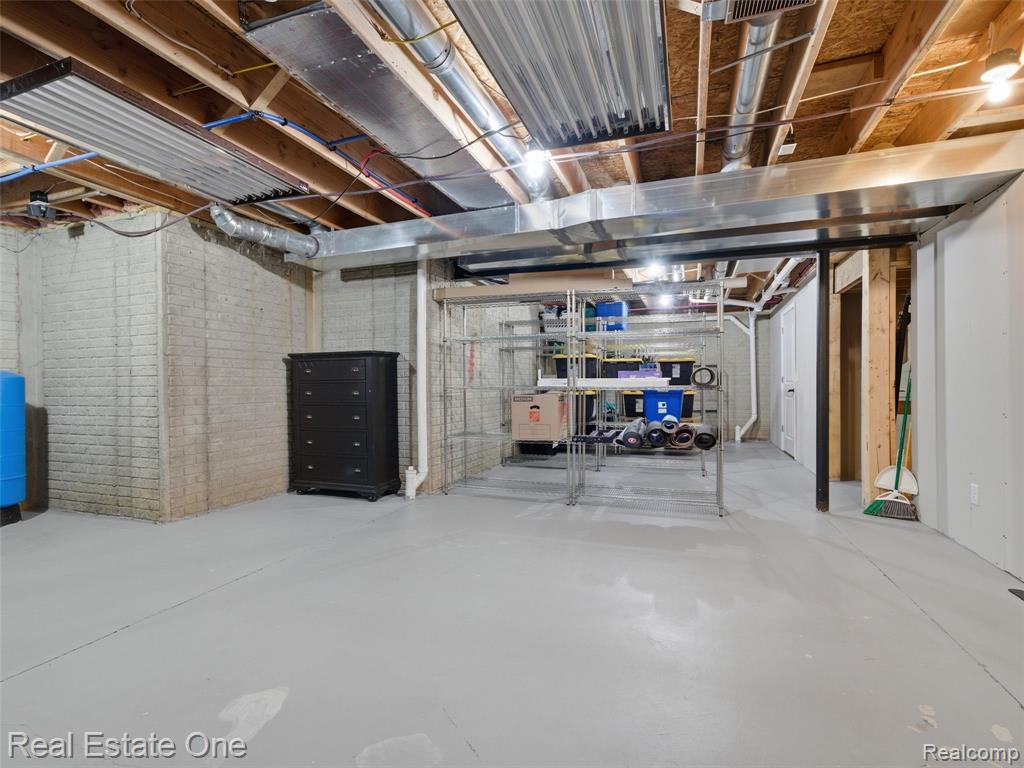9572 Kingsway Circle, Clarkston, MI 48348 — Photo 34
