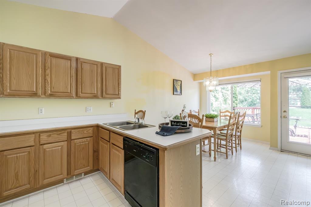 4304 W Pointe Drive, Waterford, MI 48329 — Photo 17