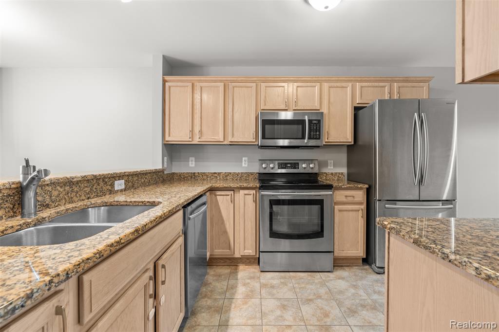 470 Old Pine Way, Walled Lake, MI 48390 — Photo 11