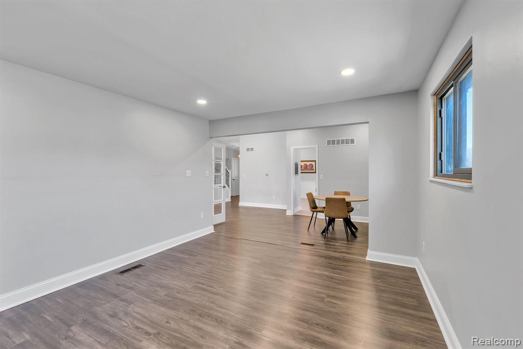 9498 Bassett Street, Livonia, MI 48150 — Photo 11