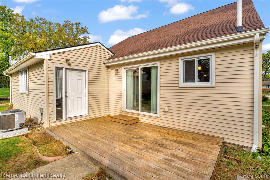 915 BRUSHWOOD Drive, Wolverine Lake, MI 48390 — Photo 29