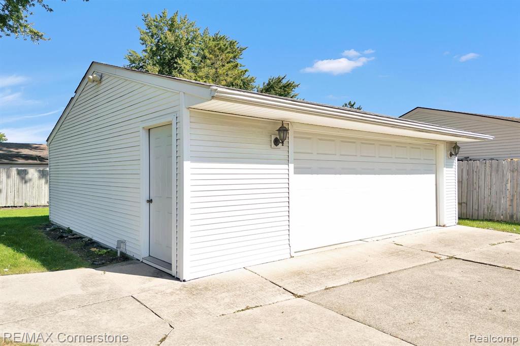 697 WORCHESTER Street, Westland, MI 48186 — Photo 29