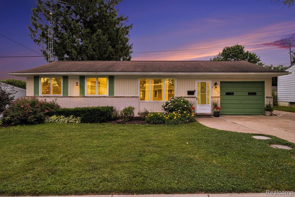 9119 CHESTERFIELD Drive, Swartz Creek, MI 48473 — Photo 2