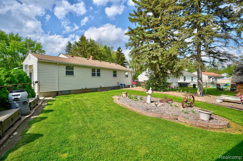 6154 Roberta Street, Burton, MI 48509 — Photo 36