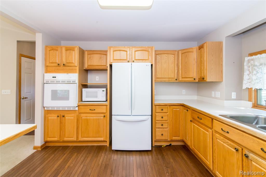 840 Heatheridge Court, Brighton, MI 48116 — Photo 11